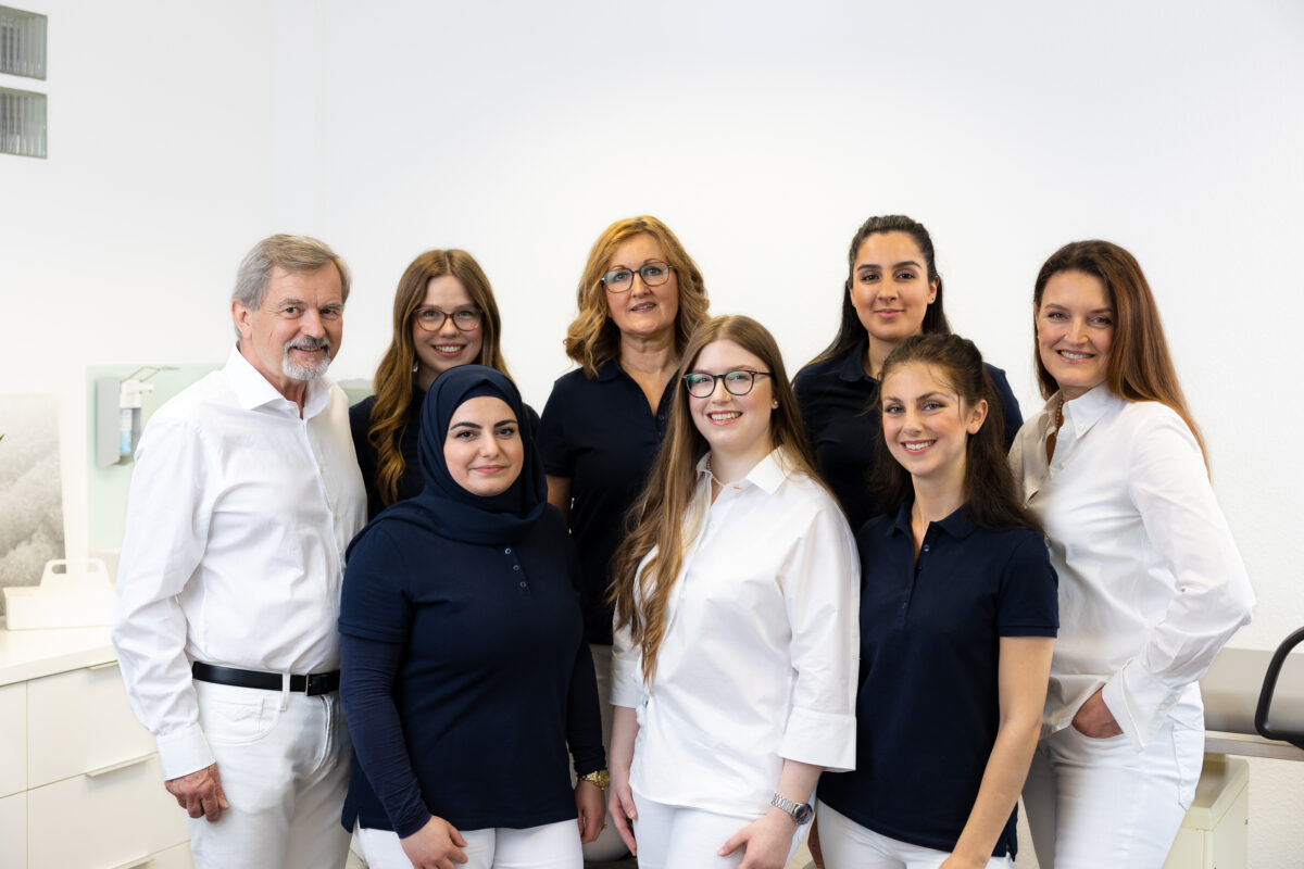 Dr. Pannier, ein erfahrene Phlebologin in NRW, untersucht Patienten in Bonn.